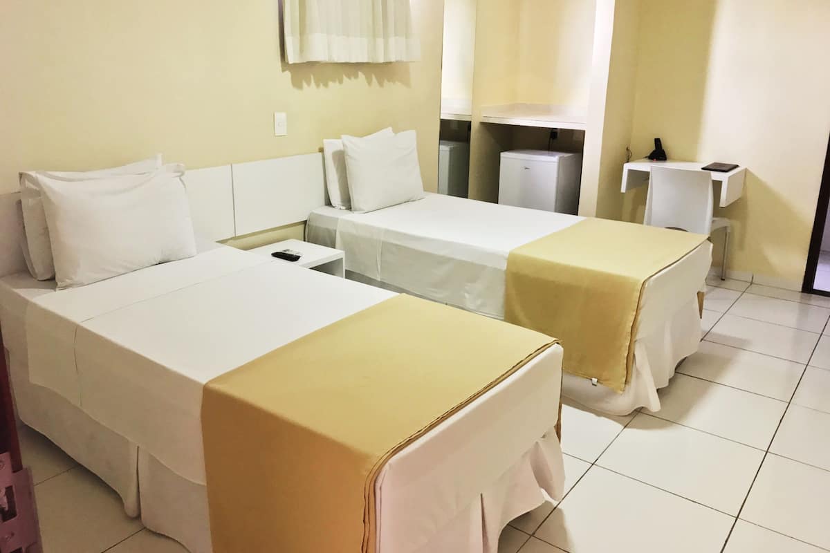 Twin Room | Desk, WiFi (free), bed sheets