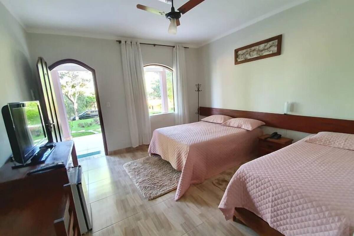 Dreibettzimmer | Minibar, Verdunkelungsvorhänge, Bügeleisen/Bügelbrett, kostenloses WLAN