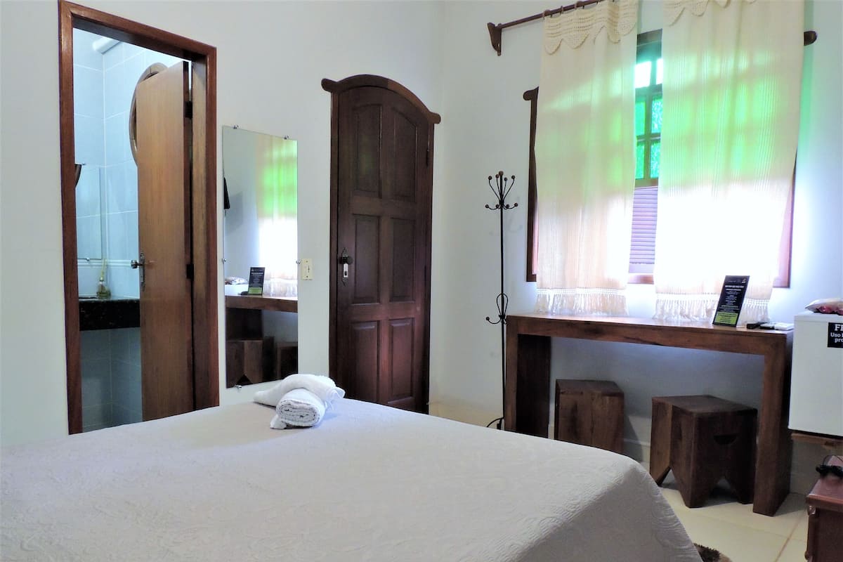 Minibar, cortinas blackout, tabla de planchar con plancha y wifi gratis 