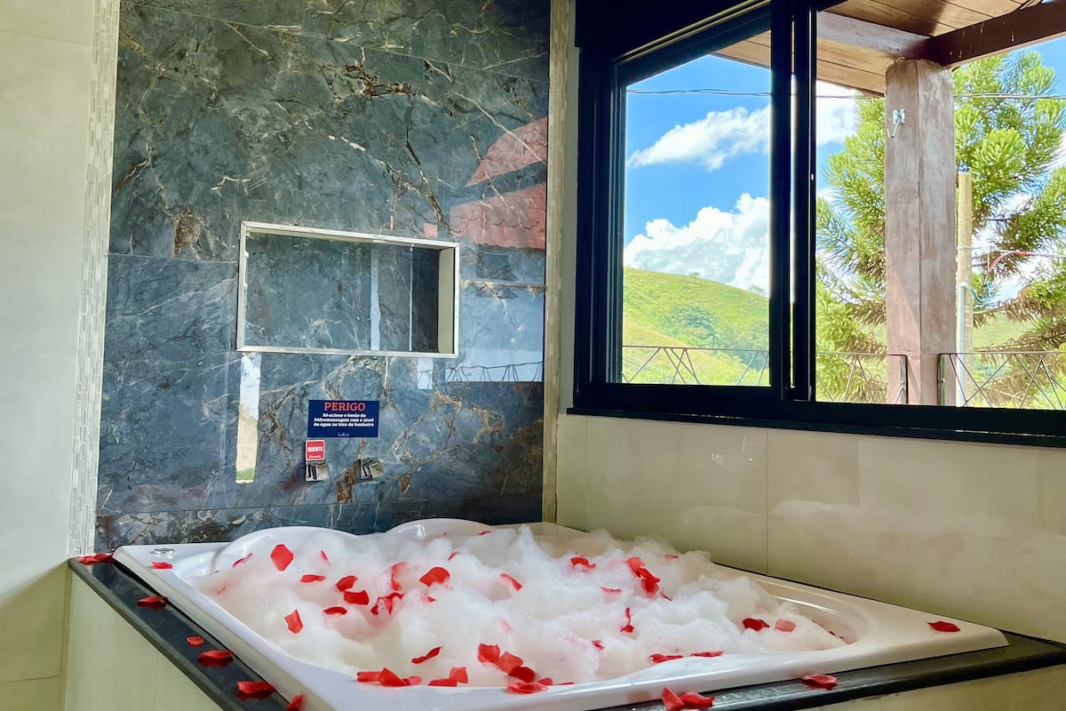 Minibar, cortinas blackout, tabla de planchar con plancha y wifi gratis 