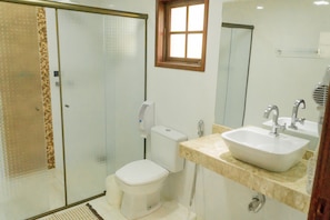 SUITE MASTER | Bathroom | Hair dryer, towels - Pousada Valle das Colinas (Tiradentes)