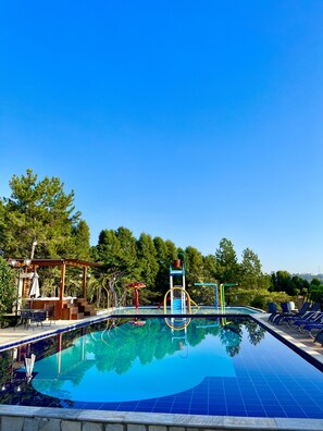 Innenpool, 2 Außenpools, rund um die Uhr geöffnet, Sonnenschirme