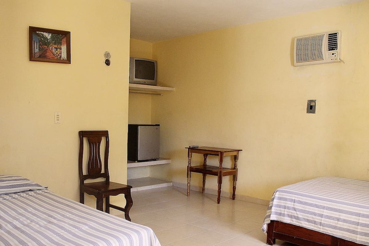 Family Room | Desk, free WiFi, bed sheets