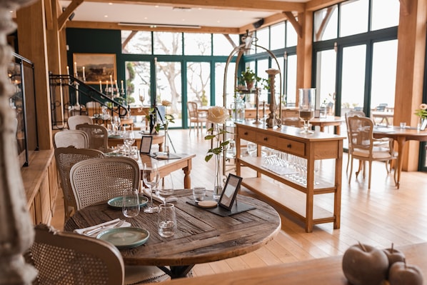 Petit déjeuner, déjeuner et dîner servis sur place, vue sur la mer