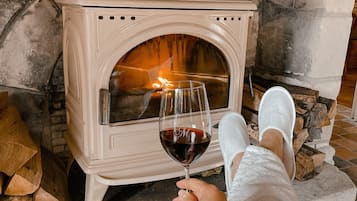 Villa, 1 kingsize bed, bubbelbad, uitzicht op zee | Woonruimte | Flatscreentelevisie en een dvd-speler