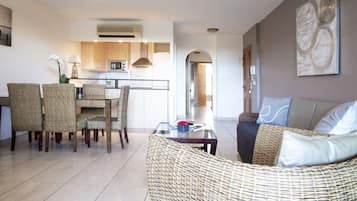 Appartement, 2 slaapkamers | Woonruimte | Flatscreentelevisie
