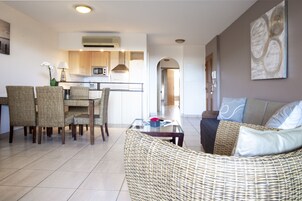 Apartamento, 2 habitaciones | Zona de estar | Una televisión de pantalla plana