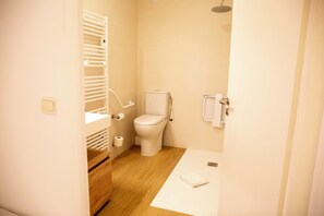 Apartment, 1 Bedroom, Mountain View (for 5) | Bathroom | Bathtub, free toiletries, hair dryer, towels - Résidence les Flamants Roses (Canet-en-Roussillon)