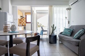 Apartment 6 people - 2 Bedrooms  - Terrace - Sea View | Private kitchenette | Fridge, stovetop, dishwasher, espresso maker