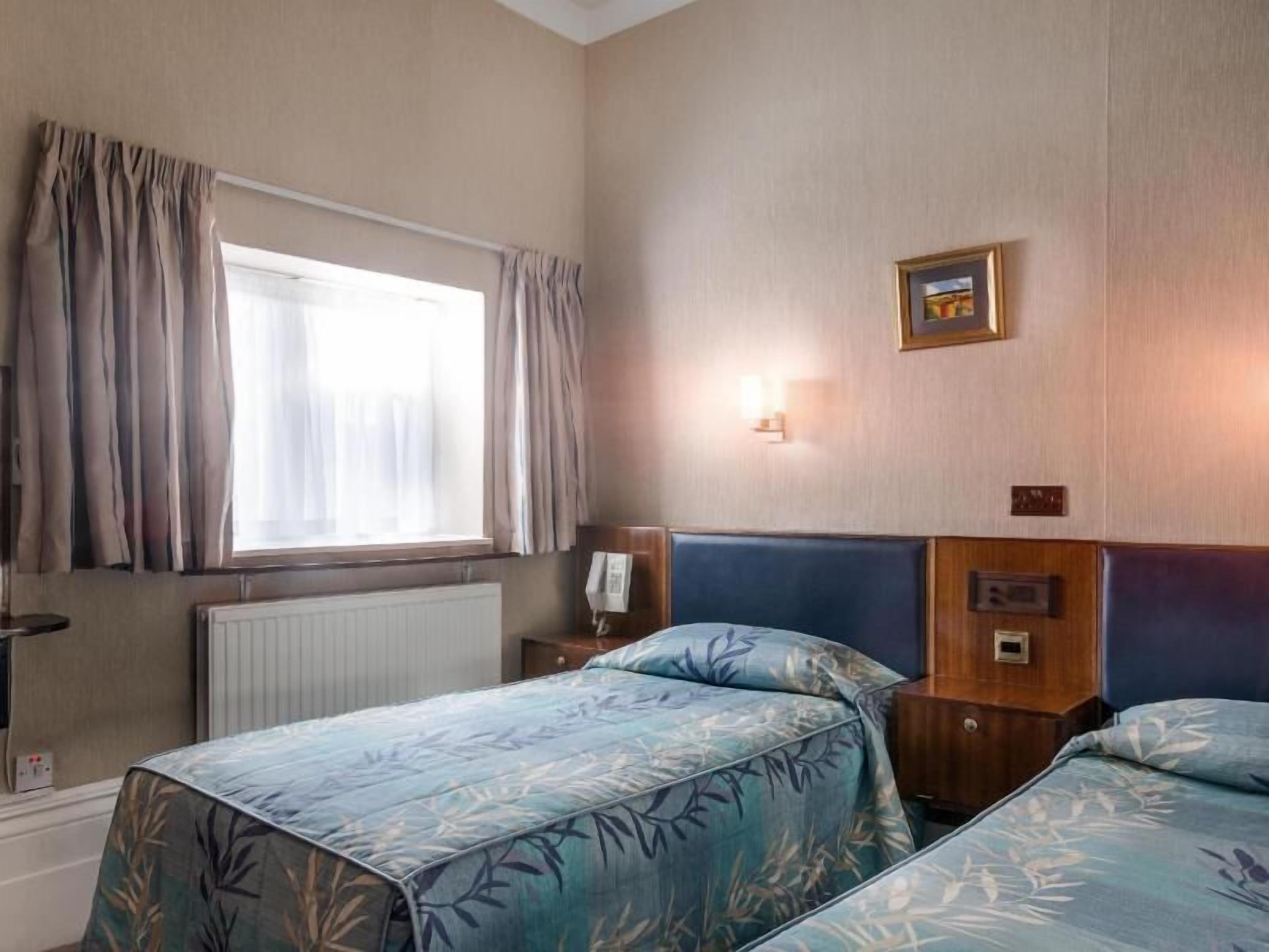 Blendingsgardiner, barnesenger (inkludert) og wi-fi (inkludert)