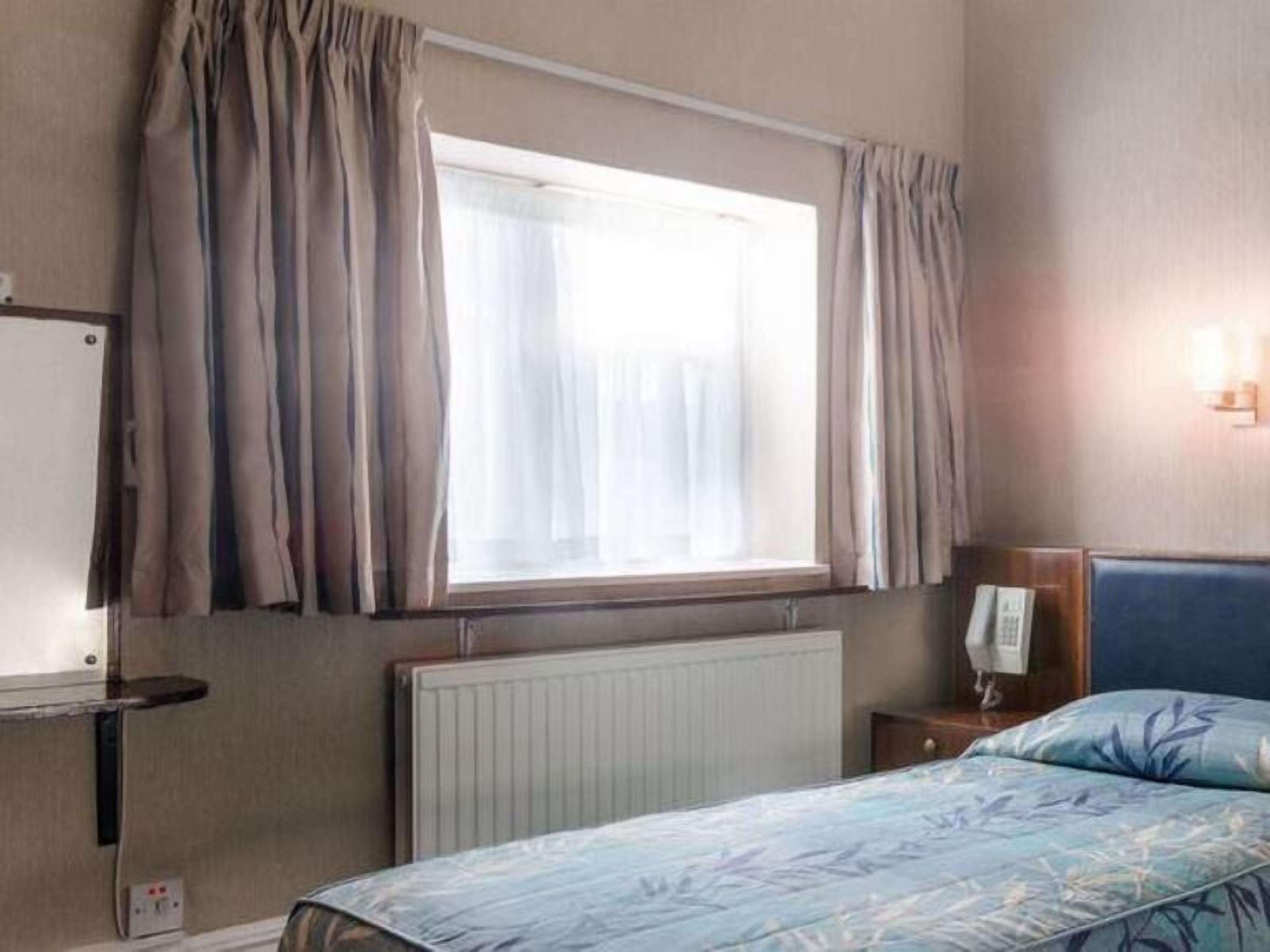 Blendingsgardiner, barnesenger (inkludert) og wi-fi (inkludert)