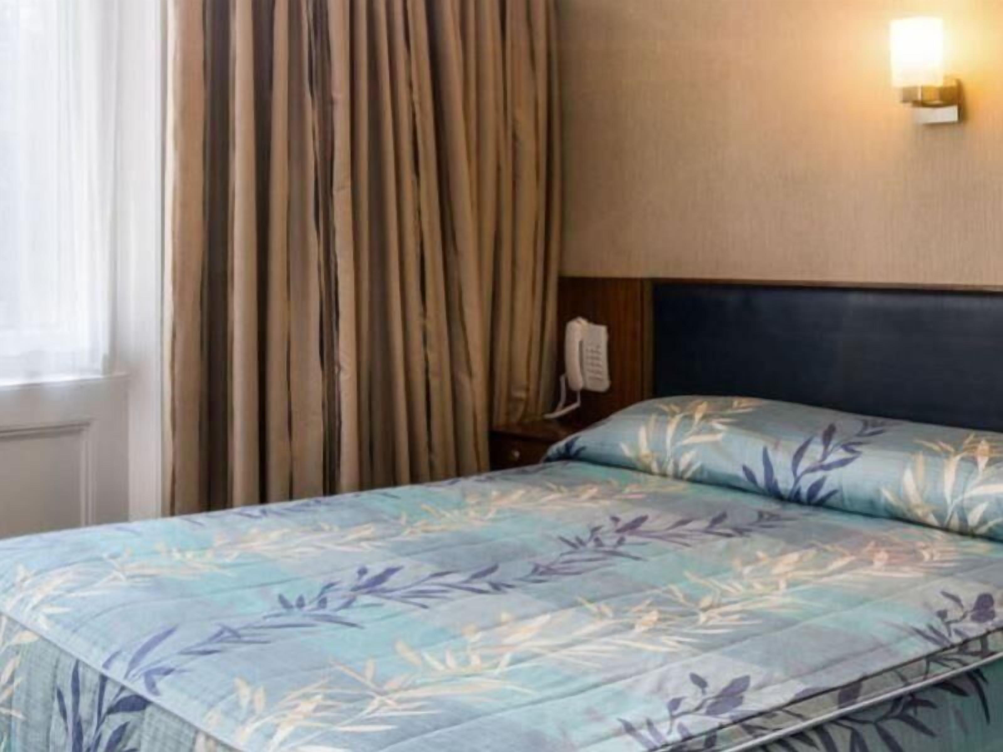 Blendingsgardiner, barnesenger (inkludert) og wi-fi (inkludert)