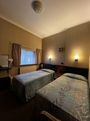 家庭套房, 共用浴室 | 遮光窗簾/窗簾、免費嬰兒床、免費 Wi-Fi、床單