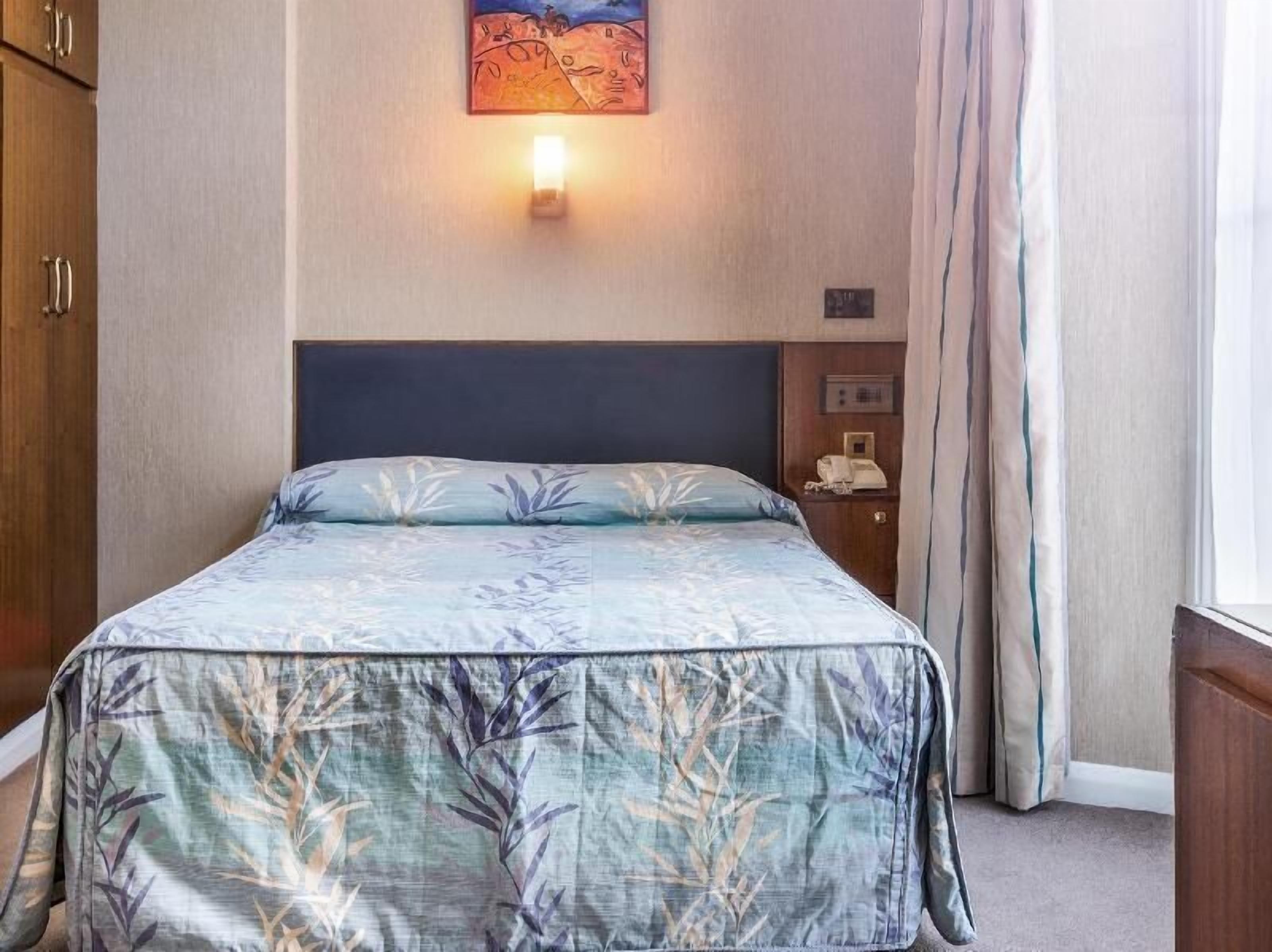 Blendingsgardiner, barnesenger (inkludert) og wi-fi (inkludert)