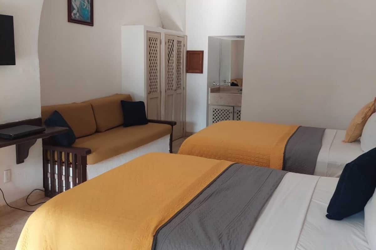 Habitación cuádruple estándar | Caja de seguridad en la habitación, wifi gratis y ropa de cama