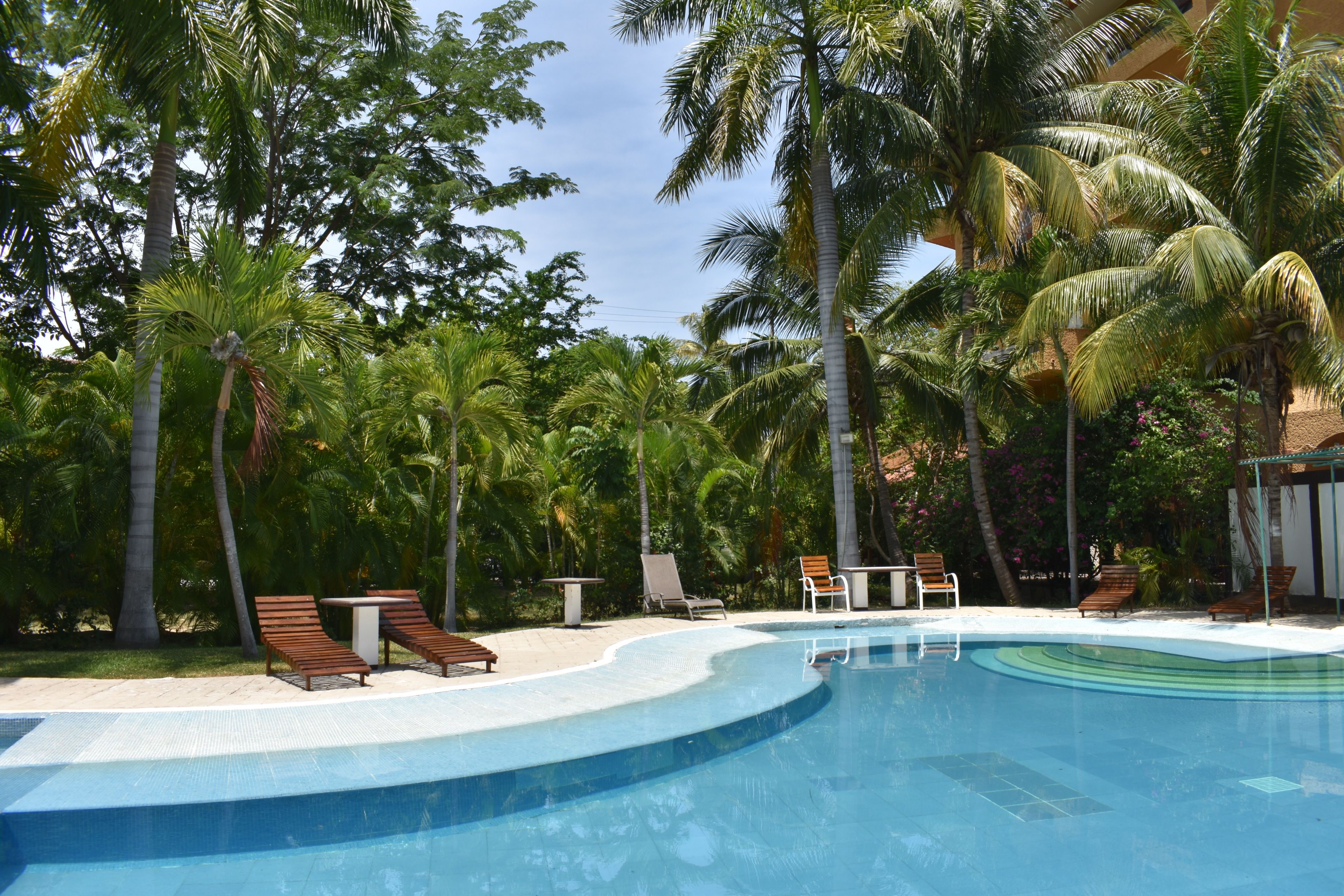 Kolam renang outdoor, dengan kursi berjemur