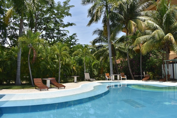 室外游泳池,日光浴躺椅