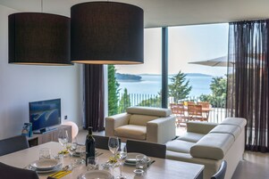 Apartamento, 2 quartos, sacada, vista parcial para o mar | Área de estar | TV LCD