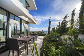 Appartamento, 2 camere da letto, balcone, vista mare parziale | Terrazza/patio