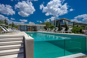Piscina externa sazonal, piscina infinita