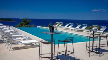 Seasonal outdoor pool, an infinity pool