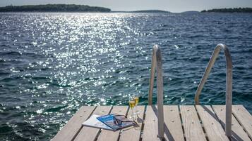 Privatstrand in der Nähe, Liegestühle, Sonnenschirme, Schnorcheln