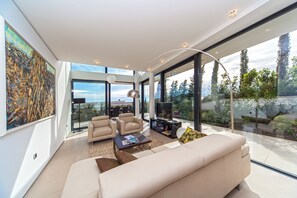 Apartamento, 2 quartos, sacada, vista parcial para o mar | Área de estar | TV LCD
