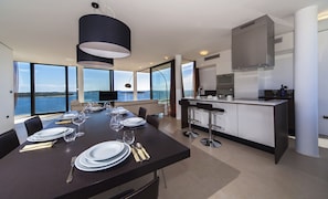 Appartement supérieur, 2 chambres, balcon, vue sur la mer | Repas dans la chambre