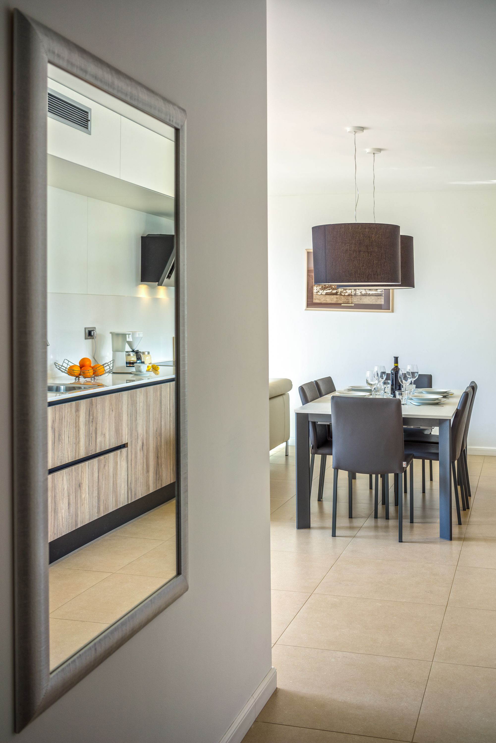 Una cocina moderna con comedor.