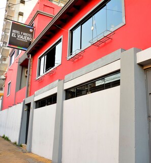 A red and white building with a sign for "Hotel y Hostal El Viajero". - El Viajero Asuncion Hostel & Suites (Asunción)