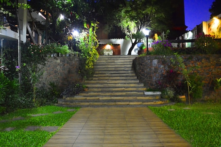 Garden. El Viajero Asuncion Hostel & Suites