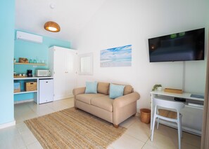 Nệm có lớp đệm bông, minibar, két bảo mật tại phòng 