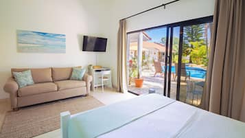 Nệm có lớp đệm bông, minibar, két bảo mật tại phòng