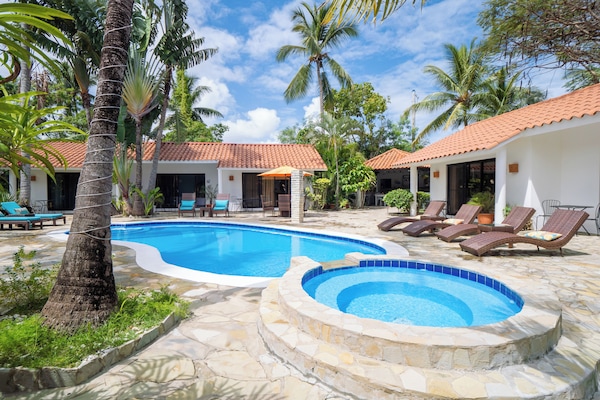 Kolam renang terbuka, payung kolam, kerusi lepak pantai