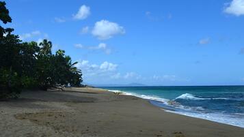 Beach nearby, white sand, beach towels