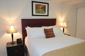 1 bedroom, Egyptian cotton sheets, premium bedding, down comforters - Bombay Suites Mississauga (Mississauga)