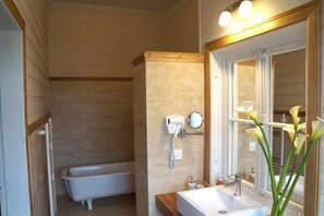Bathtub besar, perlengkapan mandi gratis, pengering rambut, dan handuk