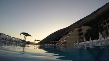 Una piscina cubierta, una piscina al aire libre de temporada, tumbonas