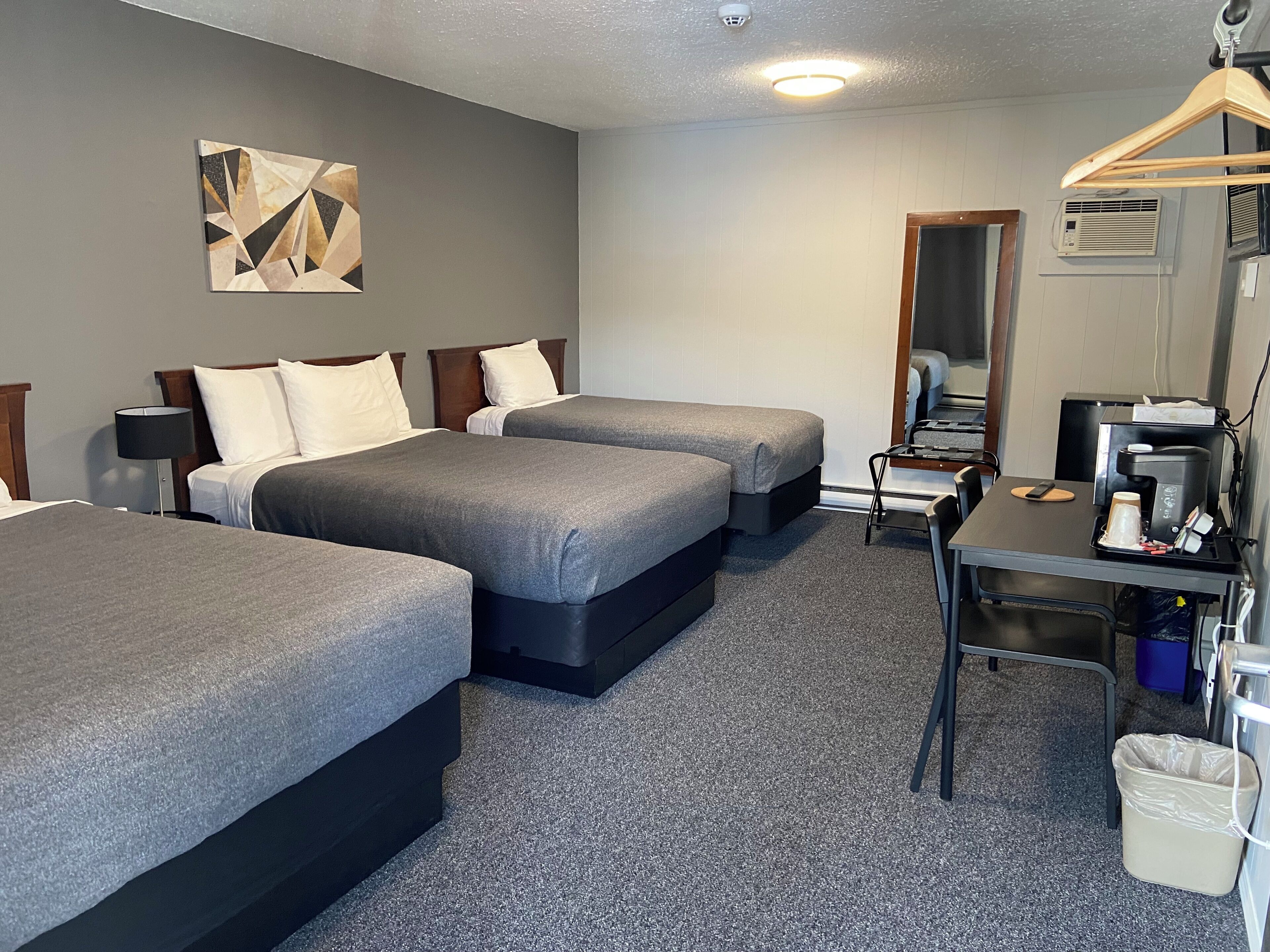 Chambre triple Deluxe, Plusieurs lits | Bureau, rideaux d’obscurcissement, accès au Wi-Fi (inclus)