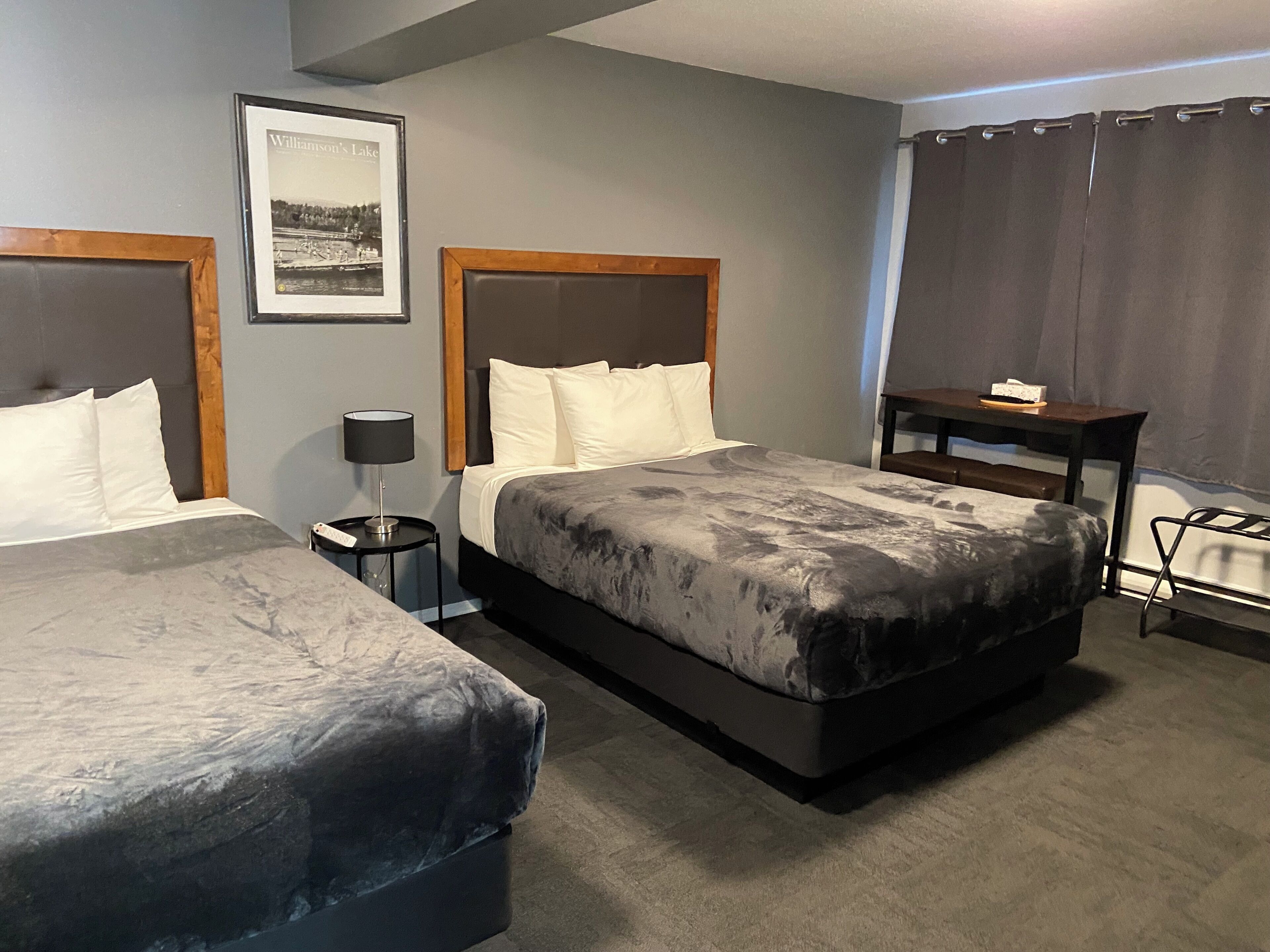 Quarto luxo, 2 camas Queen | Escrivaninha, cortinas blackout, Wi-Fi de cortesia, roupa de cama