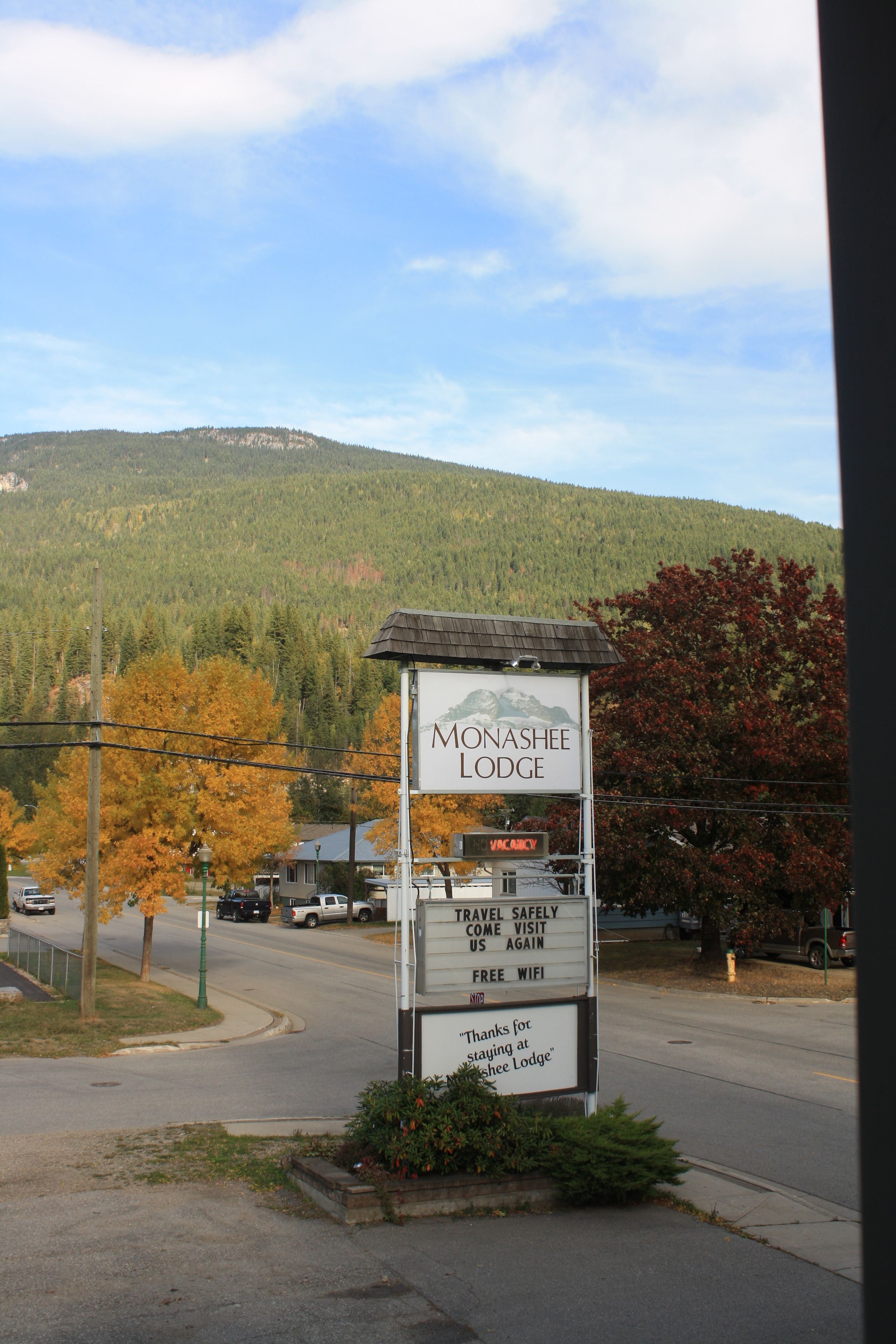 Une enseigne pour le Monasheee Lodge, avec une chaîne de montagnes en arrière-plan.