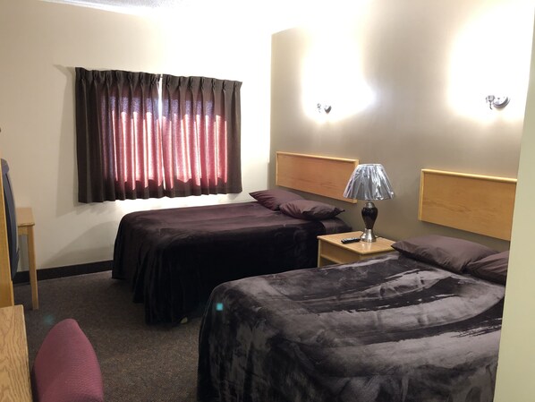 经典客房, 1 张双人床, 吸烟房 | 办公桌、熨斗/熨板、免费 WiFi、床单