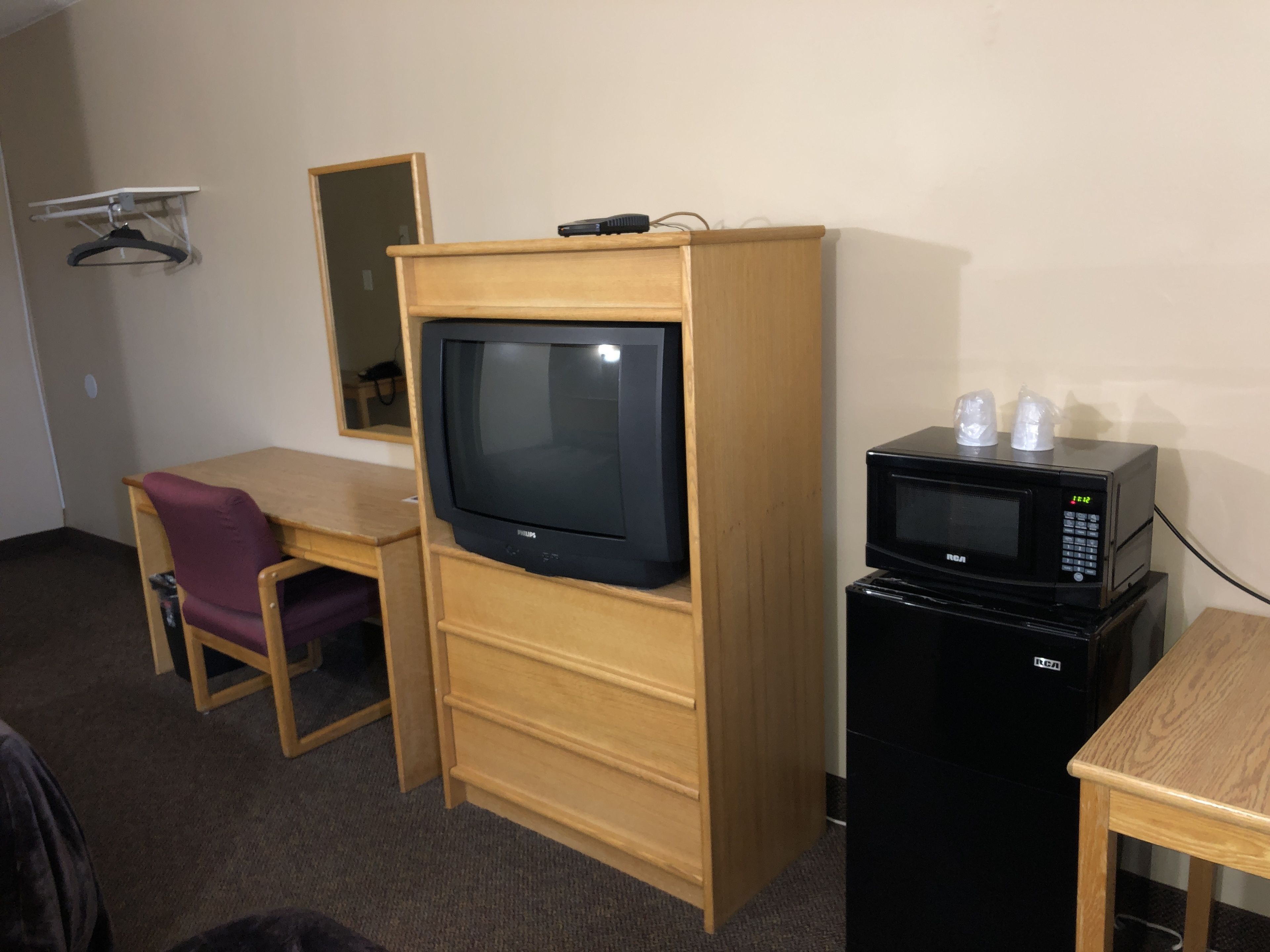 32-inch TV with cable channels, streaming services