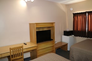 Habitación estándar doble, 2 camas dobles, no fumadores | Escritorio, tabla de planchar con plancha, wifi gratis y ropa de cama