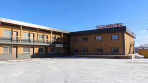A motel with a signboard, multiple windows, and a flat roof. - Nights Inn (Thunder Bay)