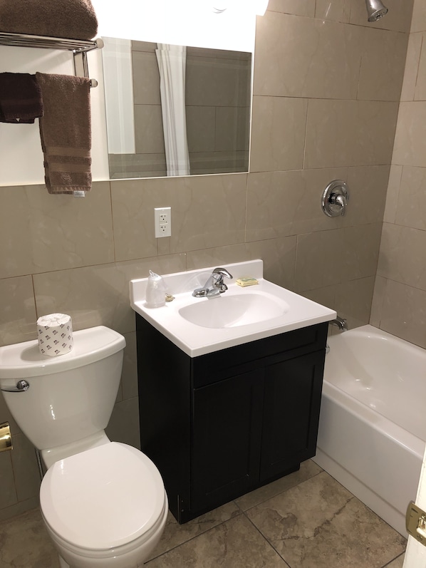 Bàn, bàn ủi/dụng cụ ủi quần áo, truy cập Internet không dây miễn phí