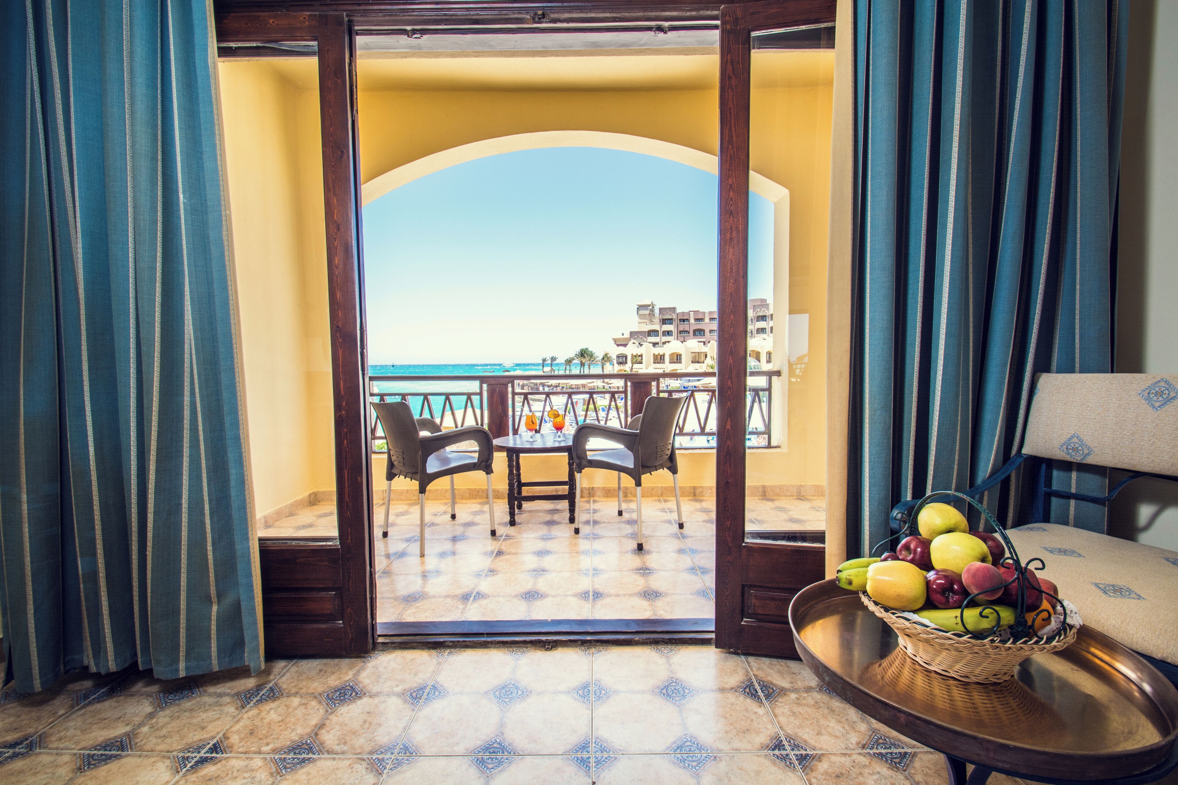 Premium Pool View Room | Mini-bar avec articles gratuits, coffres-forts dans les chambres