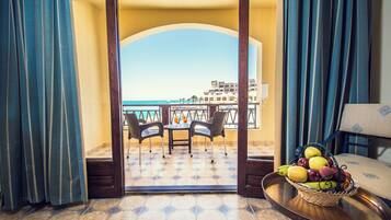 Premium Pool View Room | Mini-bar avec articles gratuits, coffres-forts dans les chambres
