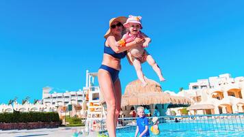 2 piscines extérieures, parasols de plage, chaises longues