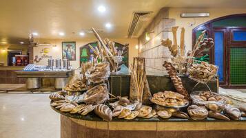 4 restaurants; breakfast, lunch and dinner served